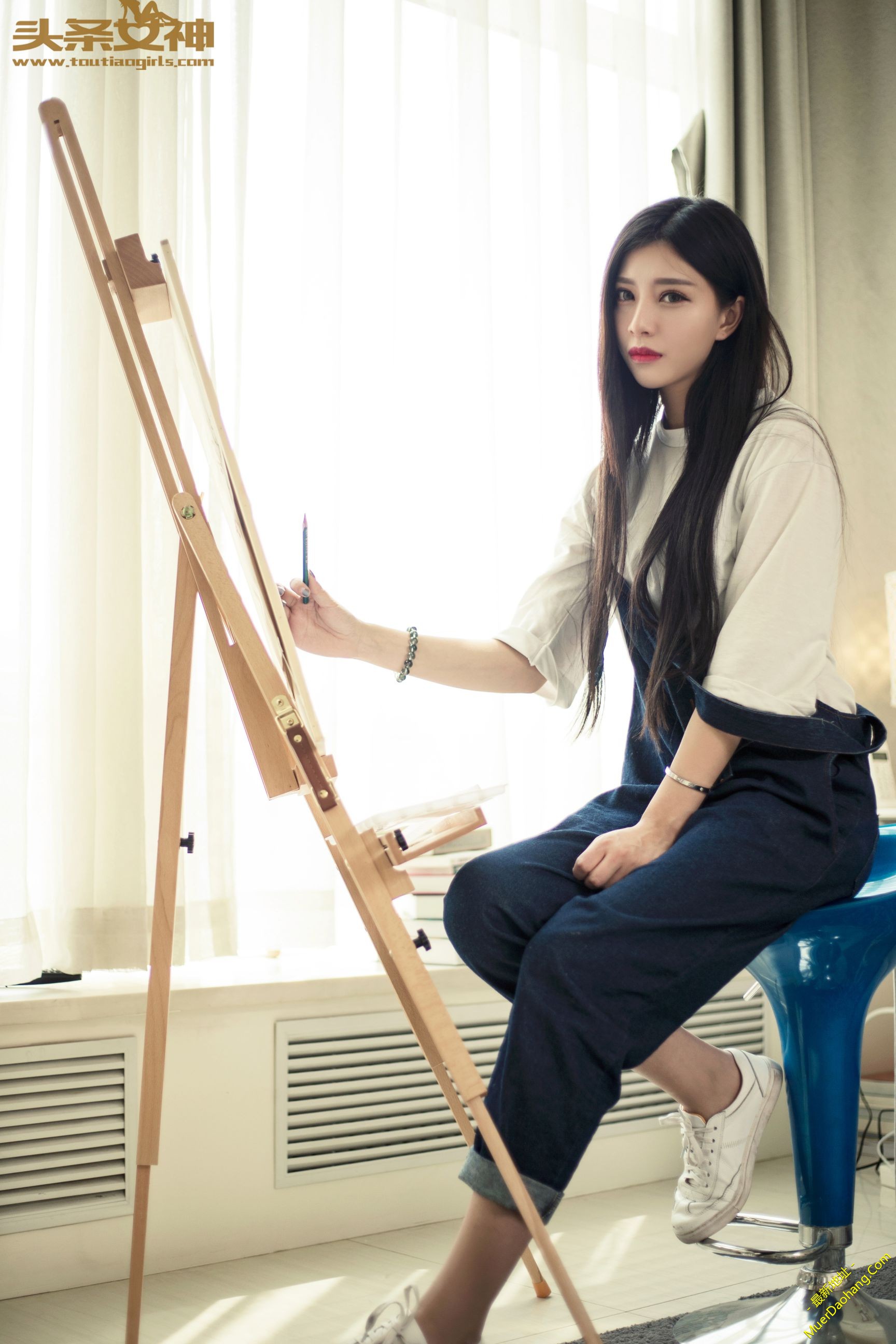 美女画家创作的时候不喜欢穿衣服